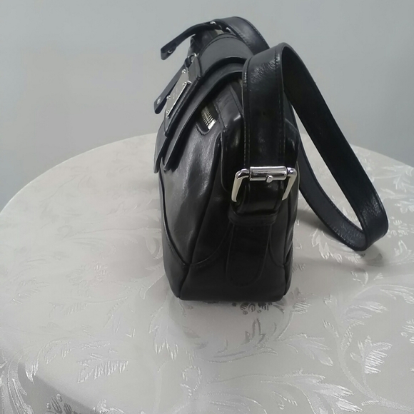 Kenneth Cole Small Leather Purse - Picture 4 of 5